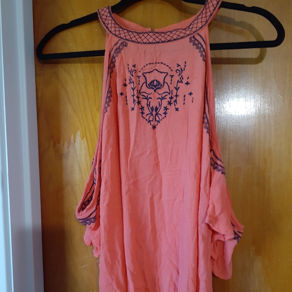 Shoulder cut out blouse.